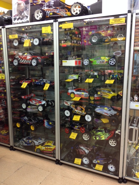 Vitrinas de coches de radio control en Super-Ocio Zaragoza